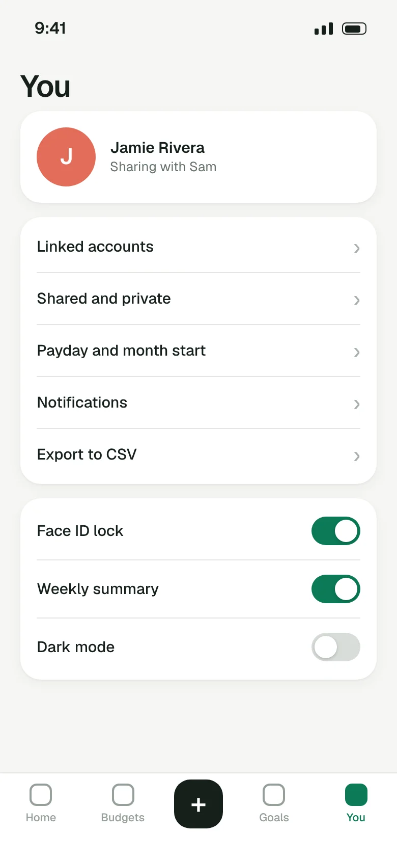 Settings screen with linked accounts, sharing, notifications, export and toggles for Face ID and a weekly summary